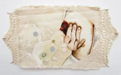 Clarice_Goncalves_a_violencia_da_docura__oleo_em_tecido_resina_acrilica_cargas_mineirais_objetos_e_croche_de_fio_de_lona__2012