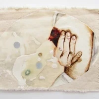 Clarice_Goncalves_a_violencia_da_docura__oleo_em_tecido_resina_acrilica_cargas_mineirais_objetos_e_croche_de_fio_de_lona__2012